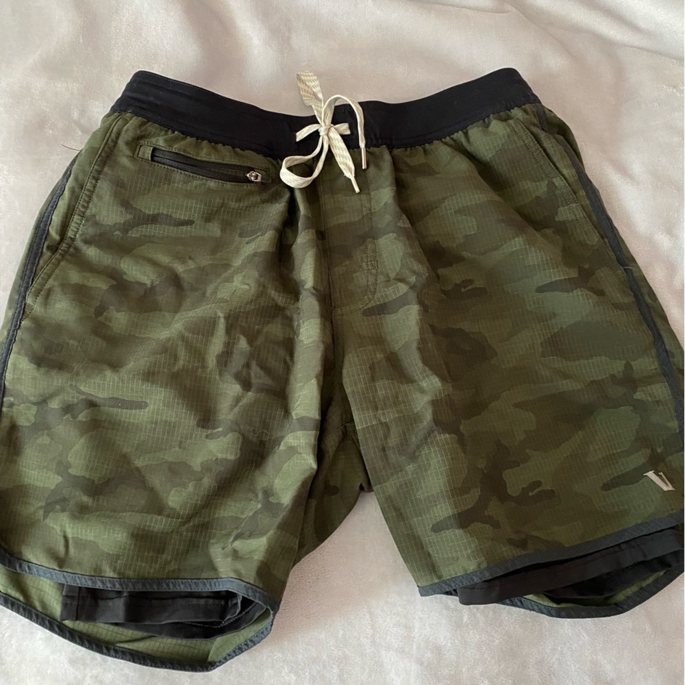 Vuori men’s Stockton green camo lined athletic shorts